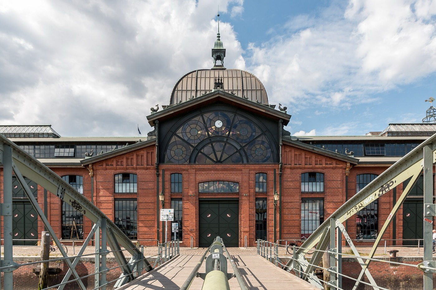 Fischauktionshalle am Elbufer in Hamburg-Altona